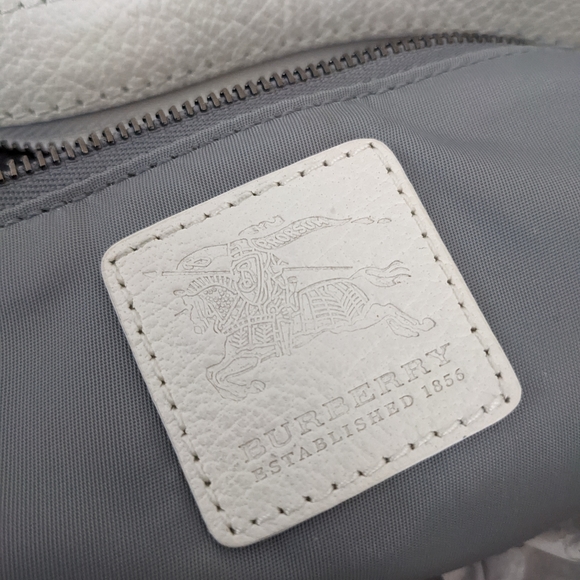 Authentic Burberry nylon beat check shoulder bag with leather trimmings. - Picture 4 of 7